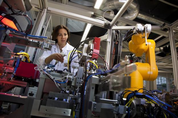 Una investigadora de Philip Morris maneja una máquina en uno de los laboratorios del Cubo, en la localidad suiza de Neuchâtel. :: pmi
