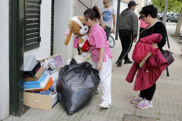 La madre y la hija recogen sus cosas junto a la vivienda. :: l. cordero