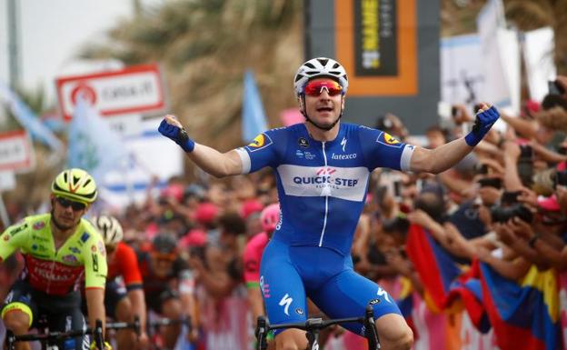 Elia Viviani celebra su triunfo al sprint. 