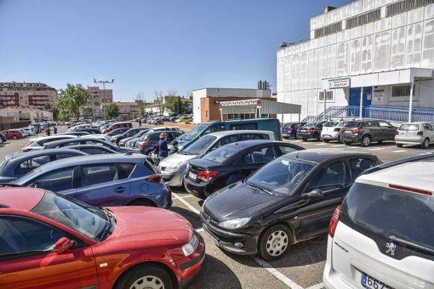 El parking de los hospitales Perpetuo y Materno al completo. :: j. v. arnelas