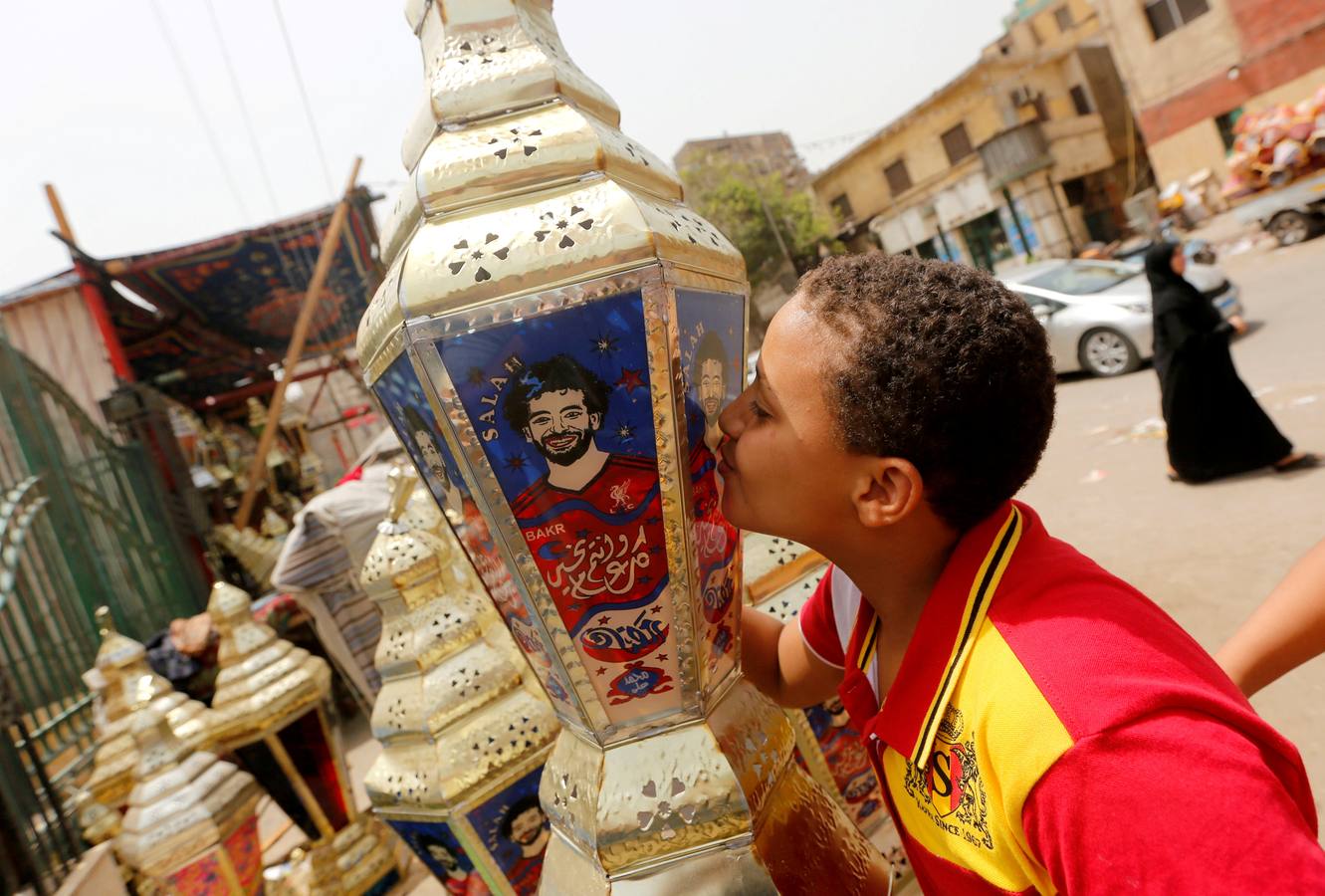 Los juguetes del futbolista delantero del Liverpool, Mohamed Salah, se venden en un mercado, antes del comienzo del sagrado mes de Ramadán en El Cairo, Egipto.