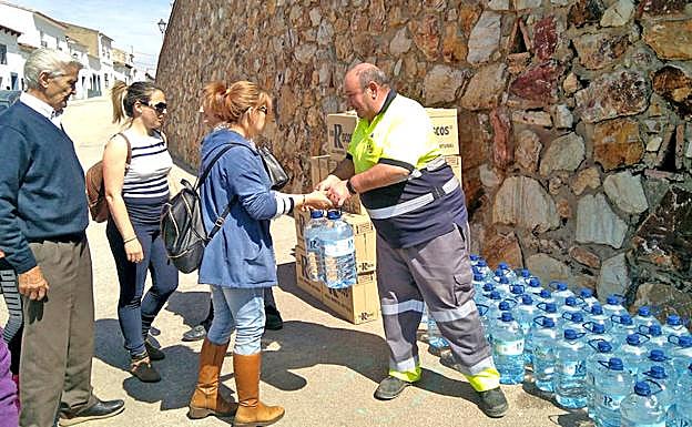 Reparto de agua en la localidad de Hornachos. 