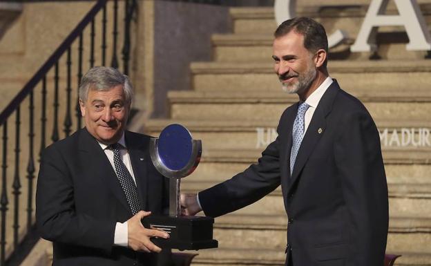 El rey Felipe VI aplaude tras hacer entrega del XII Premio Carlos V al presidente del Parlamento Europeo, el italiano Antonio Tajani, en una ceremonia celebrada en el Monasterio de Yuste (Cáceres).
