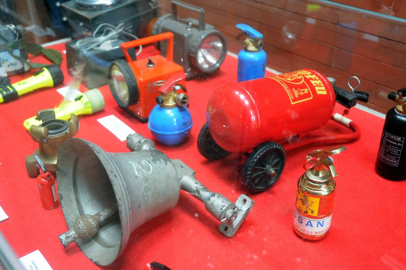 Del 7 de mayo al 3 de junio se podrá visitar, en el Centro Cultural Alcazaba, la exposición 'Bomberos del Mundo' formada por diferentes objetos de la colección particular del bombero emeritense José Manuel Rivero Tapia.