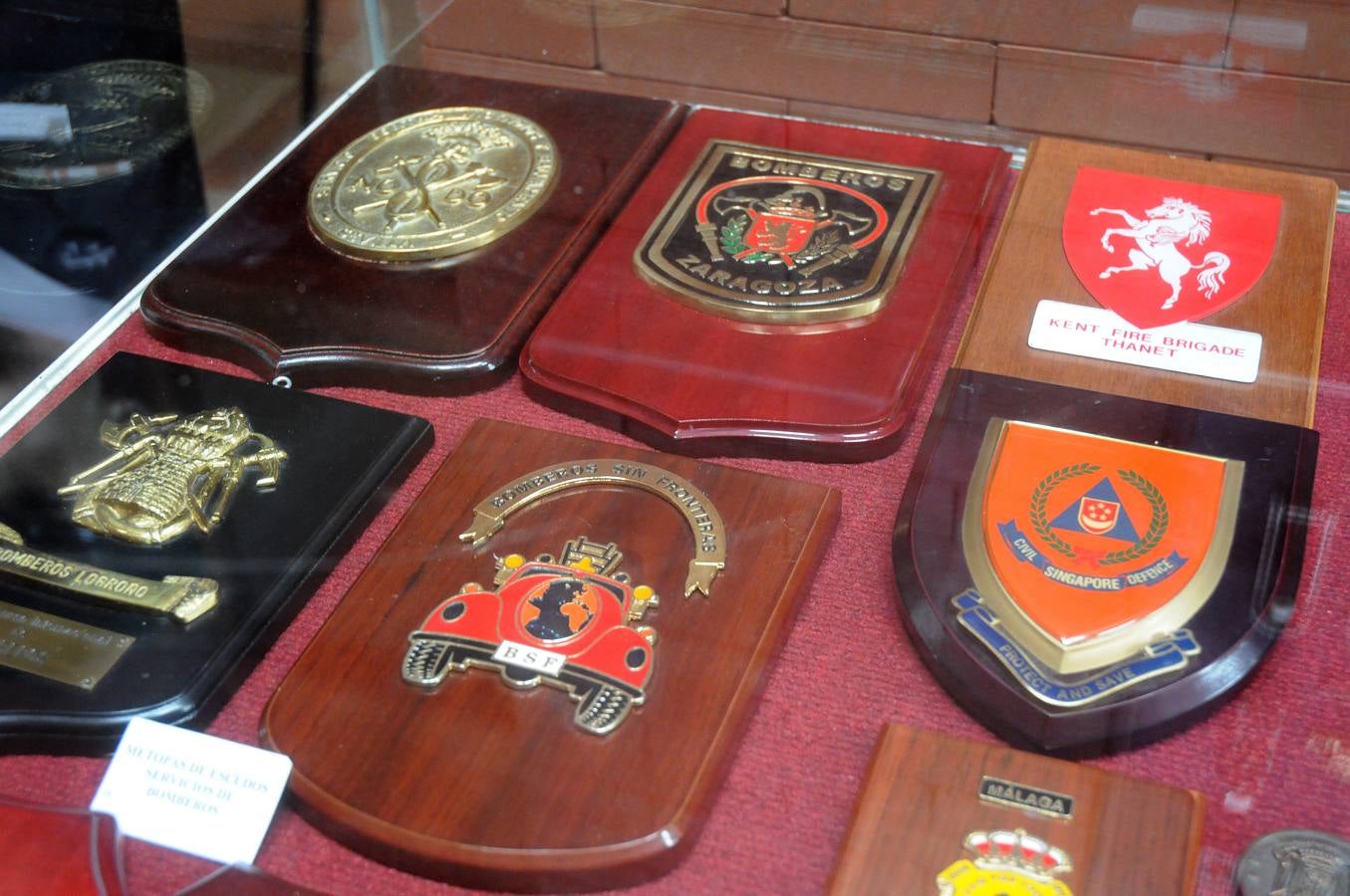 Del 7 de mayo al 3 de junio se podrá visitar, en el Centro Cultural Alcazaba, la exposición 'Bomberos del Mundo' formada por diferentes objetos de la colección particular del bombero emeritense José Manuel Rivero Tapia.