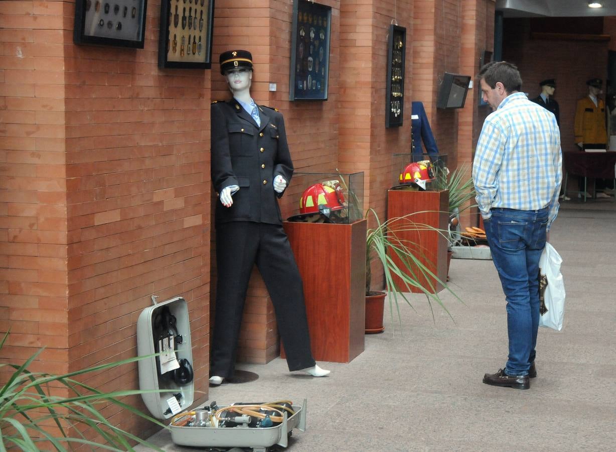 Del 7 de mayo al 3 de junio se podrá visitar, en el Centro Cultural Alcazaba, la exposición 'Bomberos del Mundo' formada por diferentes objetos de la colección particular del bombero emeritense José Manuel Rivero Tapia.