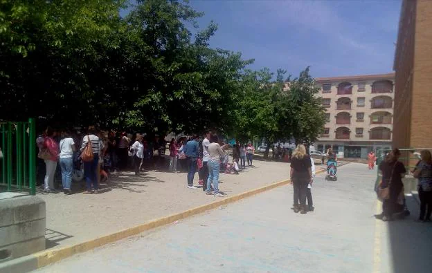 Patio del colegio Campo Arañuelo donde se produjo la caída. :: HOY