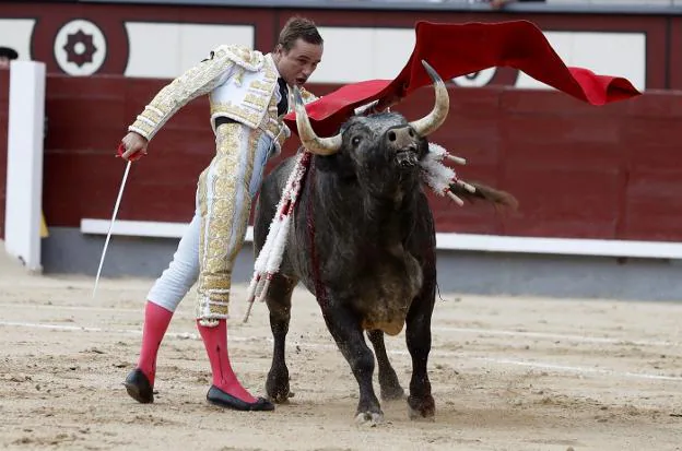El torero francés Juan Bautista da un pase a su segundo toro. :: efe