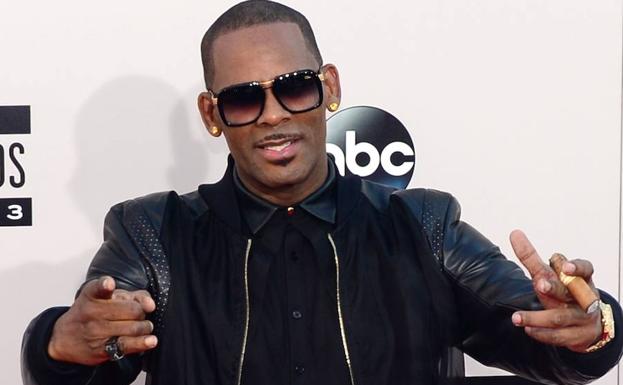 R. Kelly posa en los American Music Awards de 2013. 