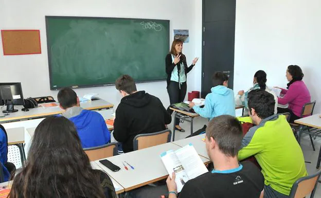 Imagen de archivo de una profesora impartiendo clase en un instituto de la región. 