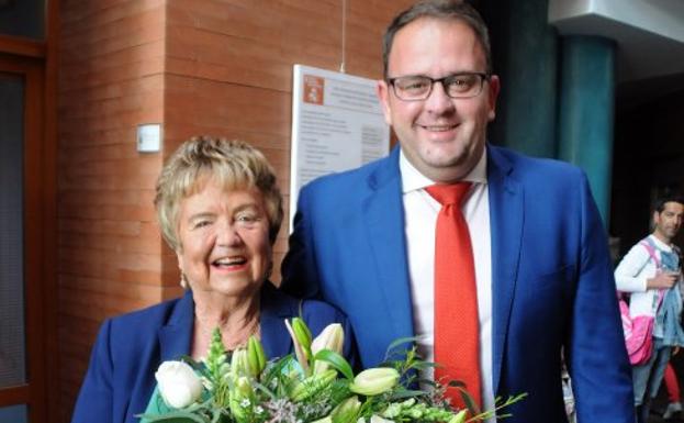 Isabel Mijares, con Antonio Rodríguez Osuna, tras ser nombrada Hija Predilecta de Mérida en abril de 2017