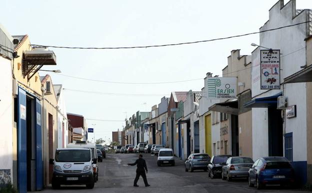 Imagen de archivo de una de las calles del polígono Charca Musia de Cáceres, donde ha tenido lugar el accidente.