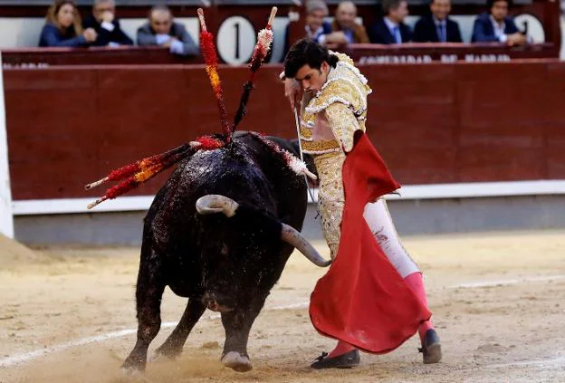 El diestro José Garrido en un pase a su segundo toro. :: efe