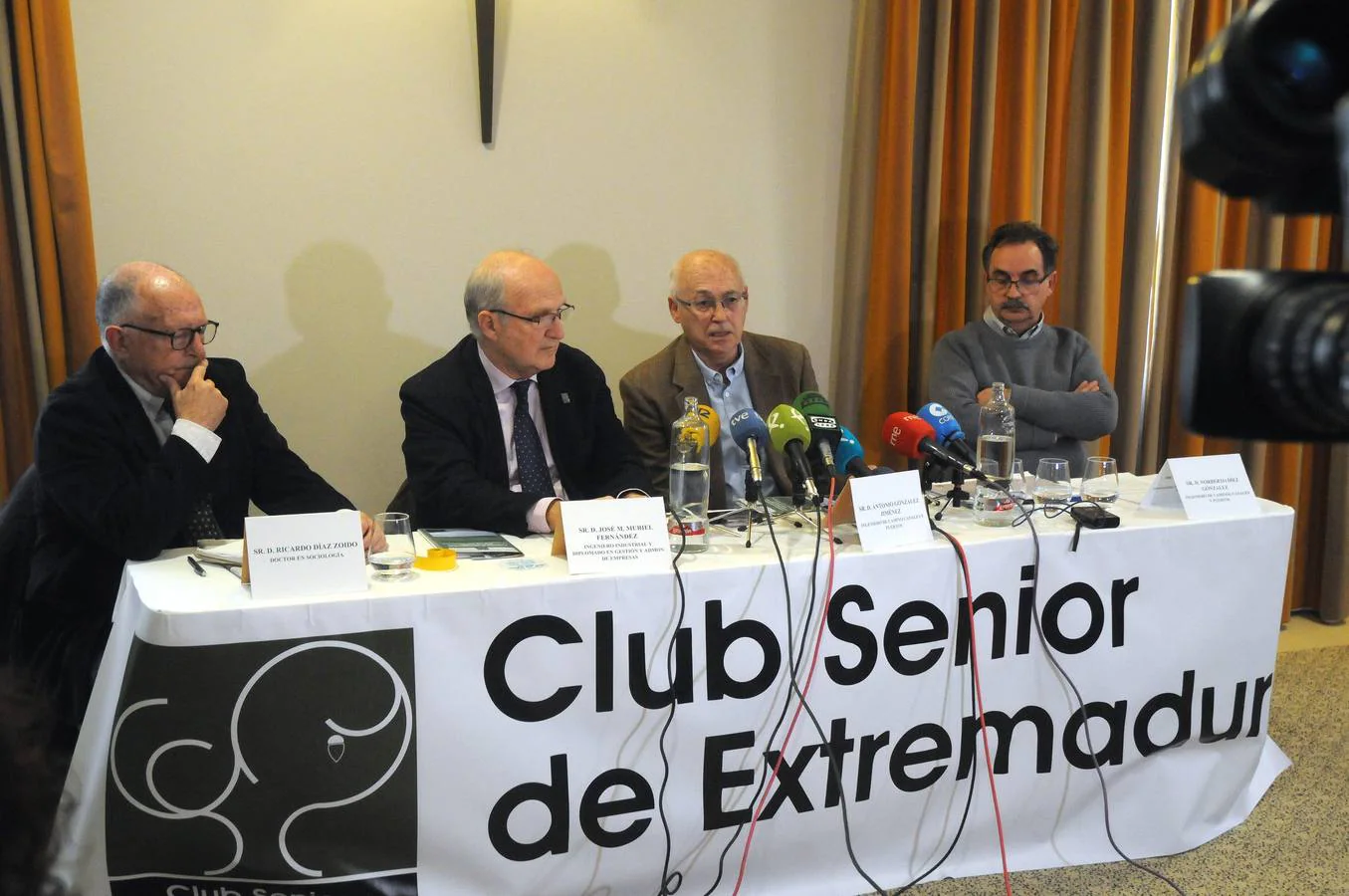 Rueda de prensa del Club presentando uno de sus informes para mejorar el futuro de Extremadura.