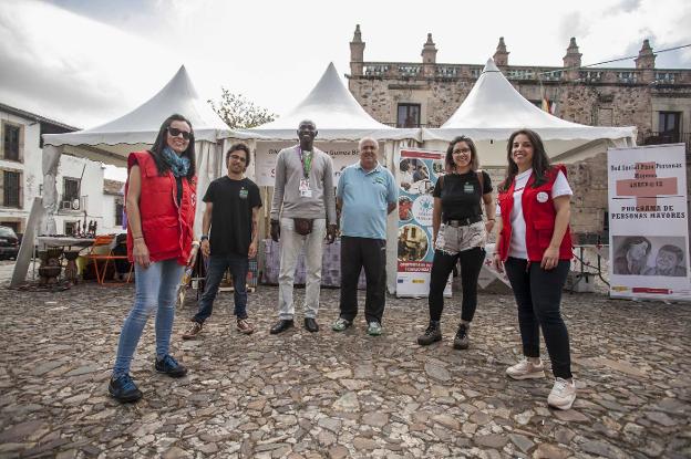 Integrantes de las asociaciones participantes en Womad, con sus expositores ubicados en la Plaza de las Veletas. :: jorge rey