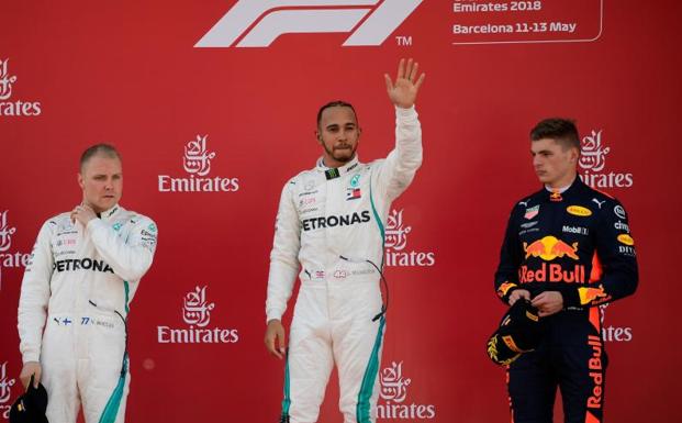 Lewis Hamilton (c), escoltado en el podio por Valtteri Bottas y Max Verstappen. 