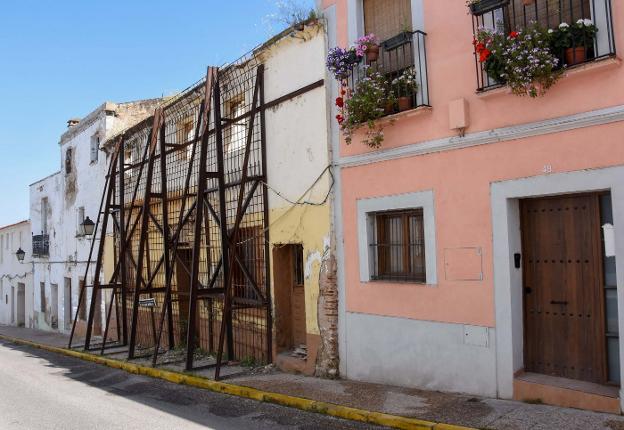 El andamio en la calle Luis de Morales lleva 10 años sujetando esta vivienda. 