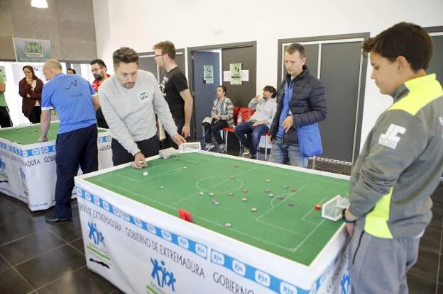 Atracción por el campeonato de fútbol chapas en Cáceres