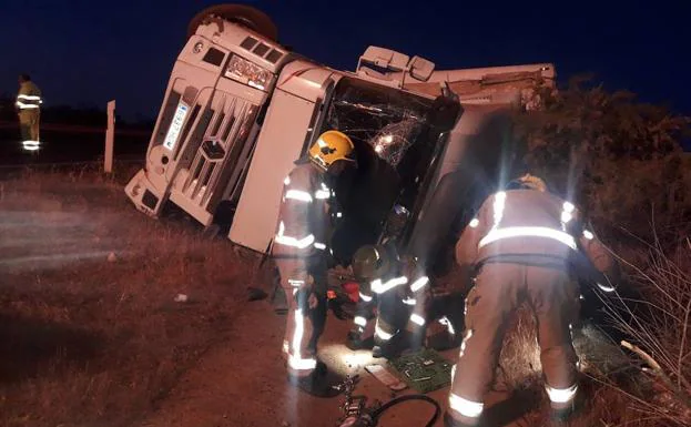 Los bomberos efectuando los trabajos de rescate del atrapado.