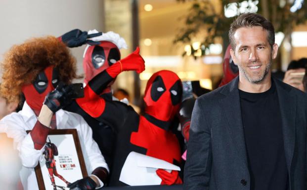 Ryan Reynolds posa con los fans durante un acto promocional de la película Deadpool 2.