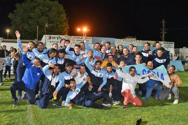 Los jugadores del Coria celebran el pase al playoff. 