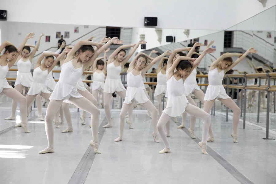 Alumnos del Conservatorio Elemental de Danza, en plena clase.