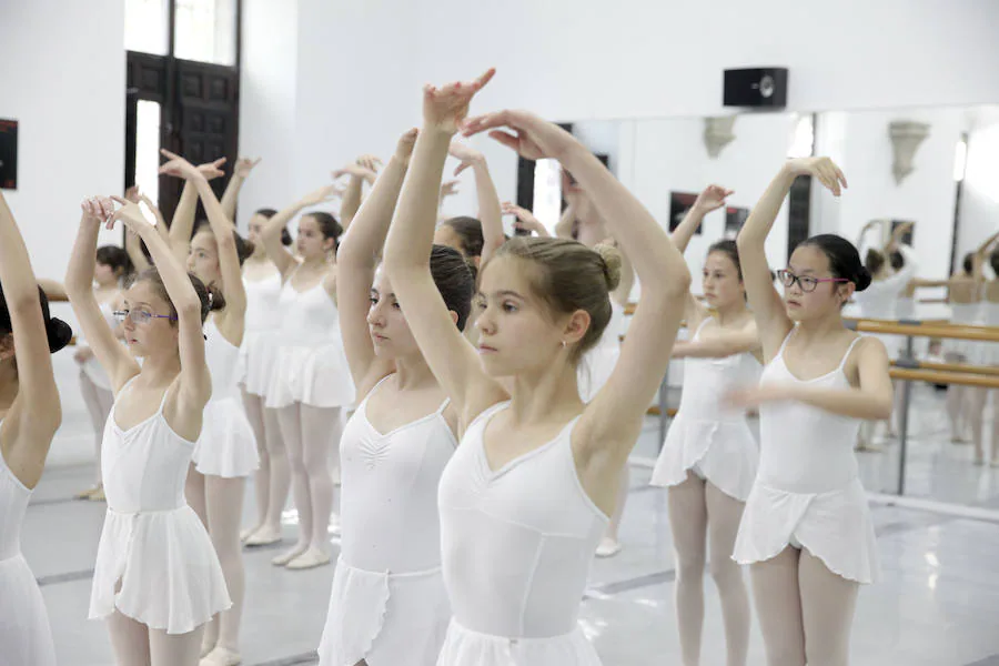 Alumnos del Conservatorio Elemental de Danza, en plena clase.