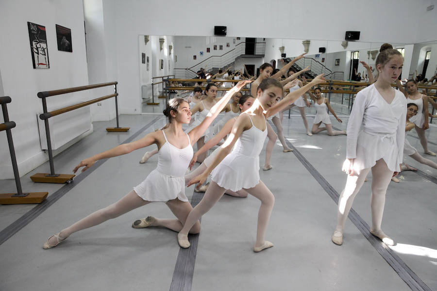 Alumnos del Conservatorio Elemental de Danza, en plena clase.