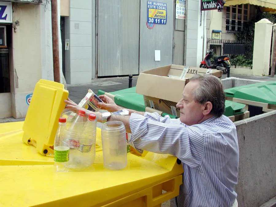 El propietario de un bar arroja envases al contenedor amarillo:: HOY