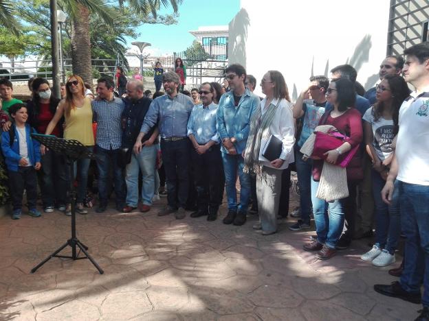 Profesores, Ampa y alumnos en la concentración de protesta de ayer. :: g. c.