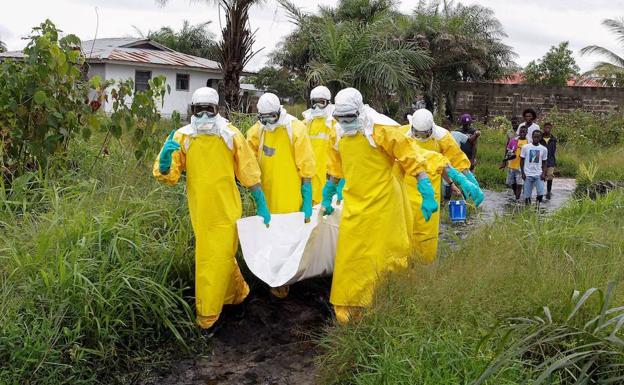 Enfermeras se llevan un cuerpo sospechoso de estar infectado por el ébola.