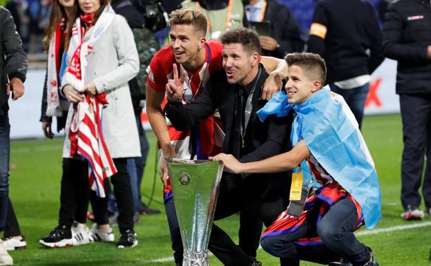 Diego Pablo Simeone, junto a sus dos hijos mayores. 