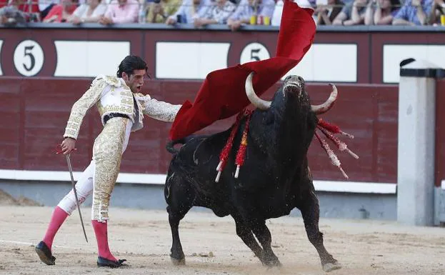 Talavante, con su primer toro 'Aguador', al que cortó una oreja