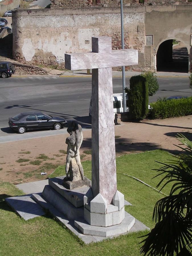 33-Situación actual de la Cruz de los Caídos de Badajoz, en el monumento al héroe caído ubicado en la Puerta Trinidad, con esculturas de Juan de Ávalos. 