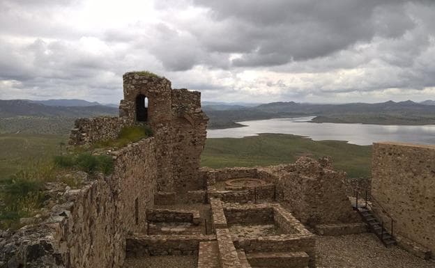 Castillo de Capilla, con vistas sobre el embalse de La Serena.: