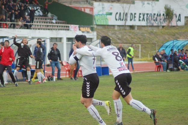 Pedro Gilarte celebra un gol en un partido de esta temporada en el Estadio Municipal. :: PALMA