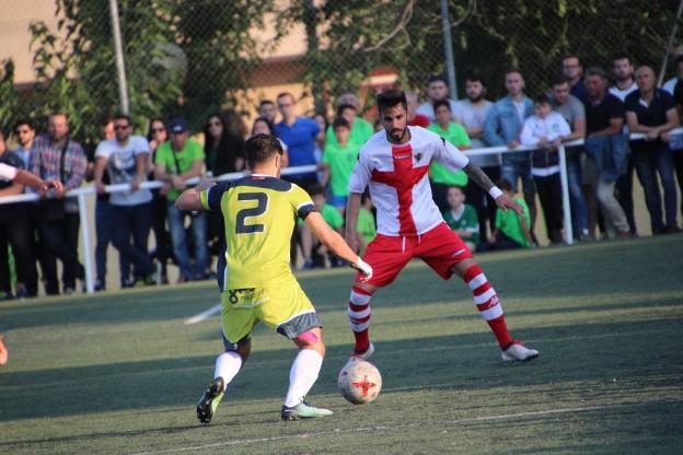 Álex García trata de frenar una internada de un jugador del Churra. :: Javier Vaz