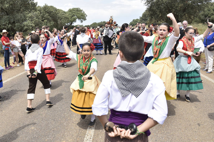 Los tradicionales Coros y Danzas y las canciones populares volvieron ayer a homenajear al patrón de los agricultores y del campo