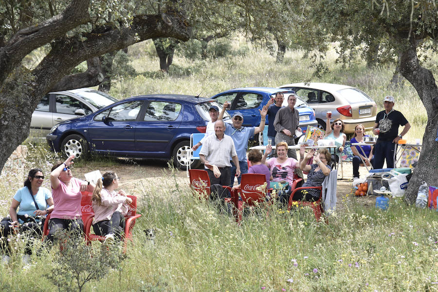 Los tradicionales Coros y Danzas y las canciones populares volvieron ayer a homenajear al patrón de los agricultores y del campo