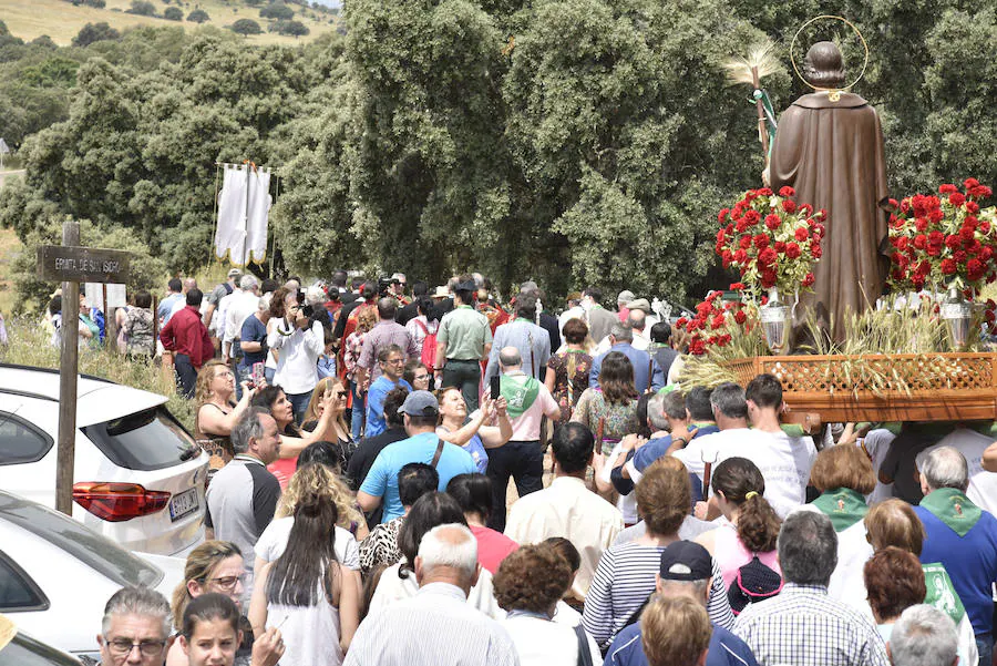 Los tradicionales Coros y Danzas y las canciones populares volvieron ayer a homenajear al patrón de los agricultores y del campo