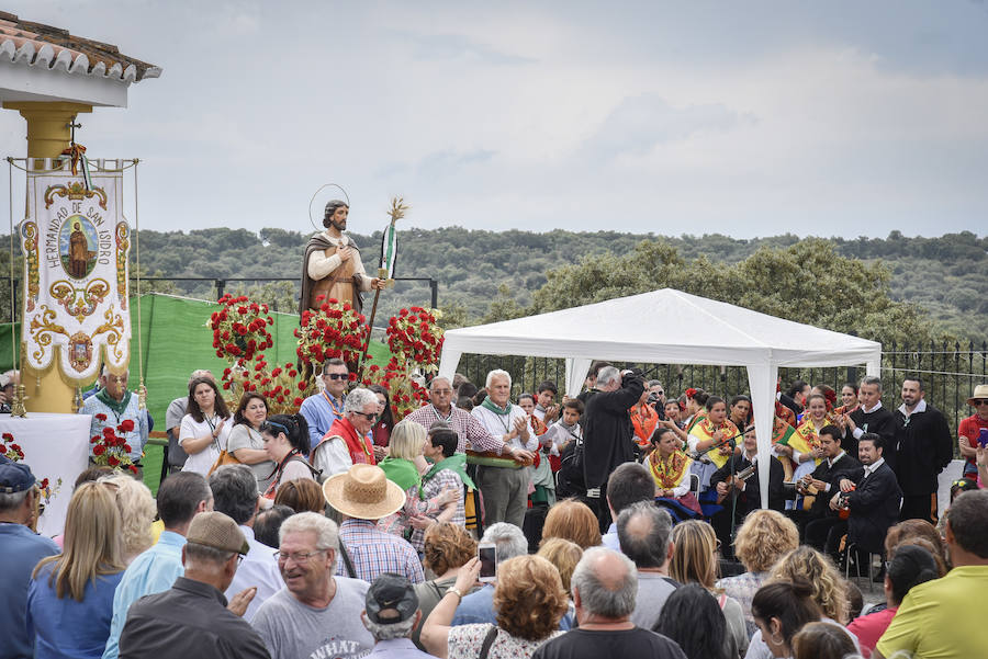 Los tradicionales Coros y Danzas y las canciones populares volvieron ayer a homenajear al patrón de los agricultores y del campo