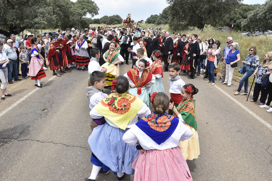 Los tradicionales Coros y Danzas y las canciones populares volvieron ayer a homenajear al patrón de los agricultores y del campo