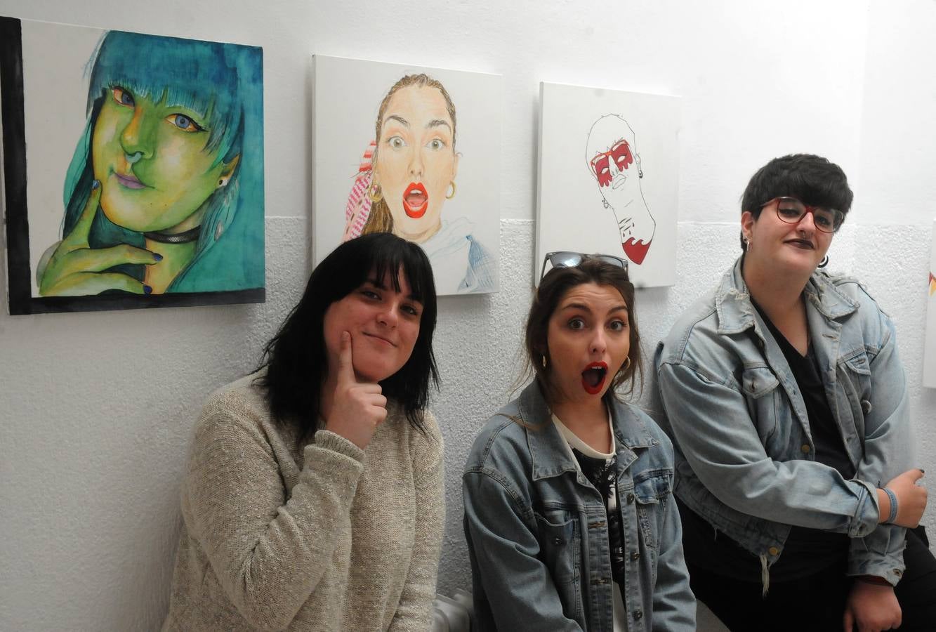 Exposicion organizada por la profesora de dibujo artístistico de la escuela de arte de Mérida, Encarna Ruiz Espejo. Son 70 autoretratos de los alumnos de segundo de bachillerato relizados por ellos mismo. Estos dibujos formarán parte de la orla de fin de curso. Los autorrretratos están realizadas en distintsa expresiones plásticas que adivinan el estilo de pintura de estos futuros artistas.