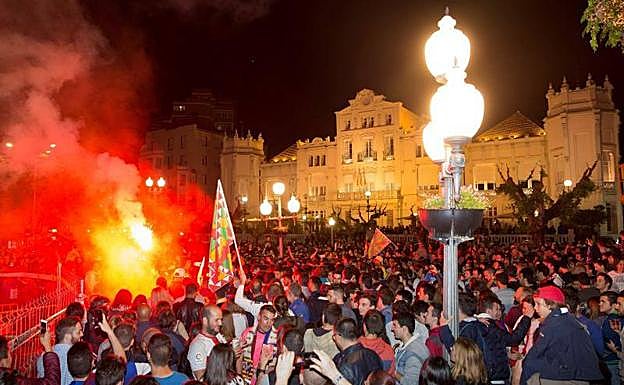 Celebración del ascenso en la plaza de Navarra de la capital oscense::. EFE