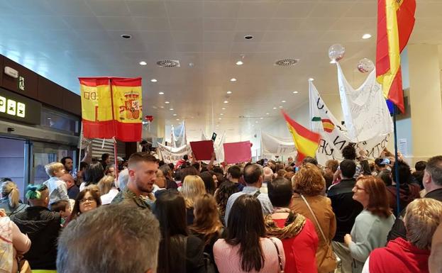 Recibimiento a los militares en el aeropuerto de Badajoz.