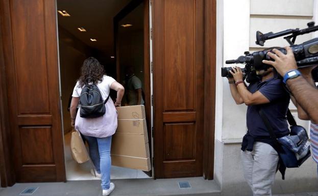 Un agente de la UCO entra en el domicilio de Eduardo Zaplana con cajas de cartón durante el registro de la vivienda.