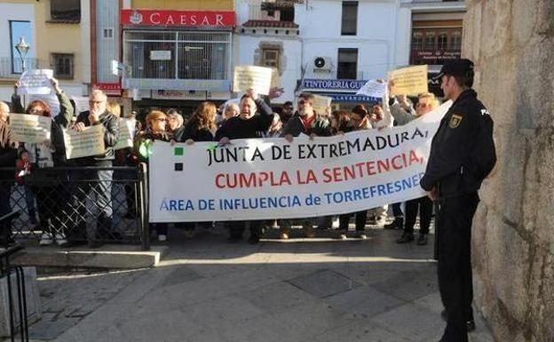 Protesta de vecinos de Torrefresneda ante la Presidencia de la Junta:.HOY