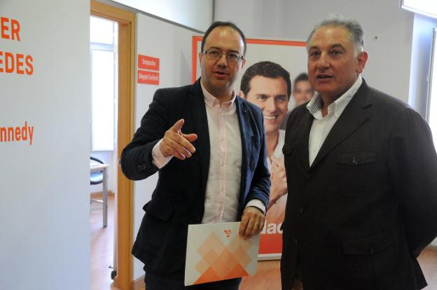 Cayetano Polo (izquierda) y Francisco Piñero, con Albert Rivera al fondo. :: hoy