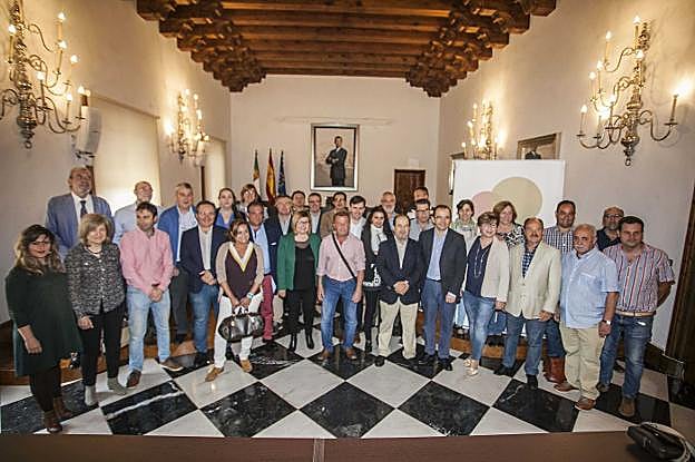 Representantes de varias de las comarcas beneficiadas en la Diputación Provincial. :: jorge rey