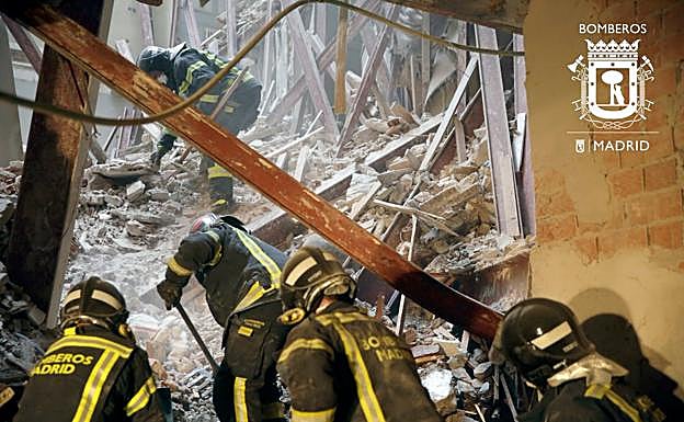 Los bomberos trabajan para intentar encontrar con vida a los dos desaparecidos / 